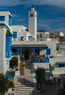 Sidi Bou Said güzel manzarasına, beyaz ve mavi turistik köy Tunus.