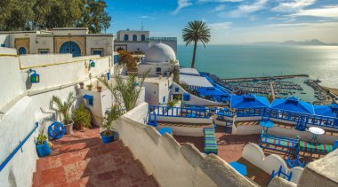 Sidi Bou Said güzel panoramik deniz ve kafe Teras. Tunus.