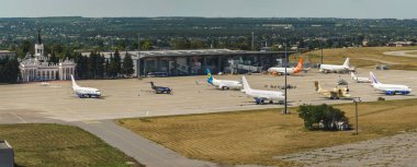 Kharkiv Havaalanı Panoraması. Hava trafik kontrol kulesi havaalanından görüntüleyin