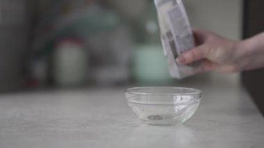  Küçük Chia tohumları yay içine dökülür. Sağlıklı gıda ve sağlıklı habbits