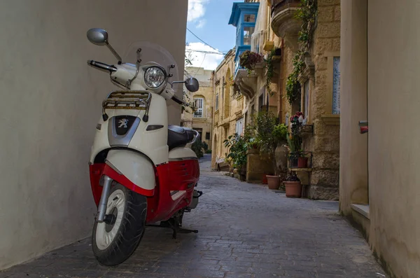 Narrow Street Rabat Malta Motorbike Small Street Beautiful Flowers Background — Stock Photo, Image