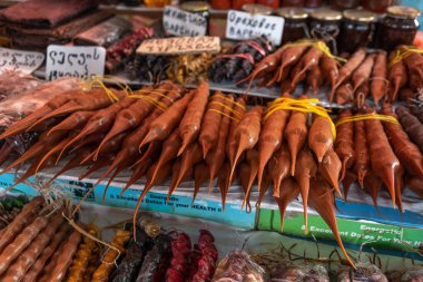 Cevizli sucuk, üzüm suyu, fındık, ceviz, tatlım, buğday unu ile yapılan geleneksel Gürcü ev yapımı tatlılar. Yerel Gıda market, Georgia.