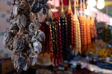 Kuruyemiş Tiflis, Gürcistan piyasada satılan. Trabzon hurması ve geleneksel Gürcü tatlılar churchhella arka planı kurutulmuş