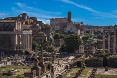 Roma, İtalya 'daki Roma Forumu' nda güzel bir panoramik manzara. Roma 'da Foro Romano' nun manzarası, arka planda Colloseum var
