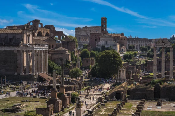 Όμορφη πανοραμική θέα στο Ρωμαϊκό Φόρουμ στη Ρώμη, Ιταλία. Γραφική άποψη για Foro Romano στη Ρώμη, Colloseum είναι στο παρασκήνιο — Φωτογραφία Αρχείου