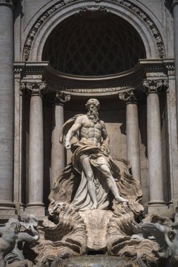 Fontana di Trevi 'deki Oceanus heykeli. İtalya, Roma 'daki Trevi çeşmesinin ana heykelini kapatın.. 