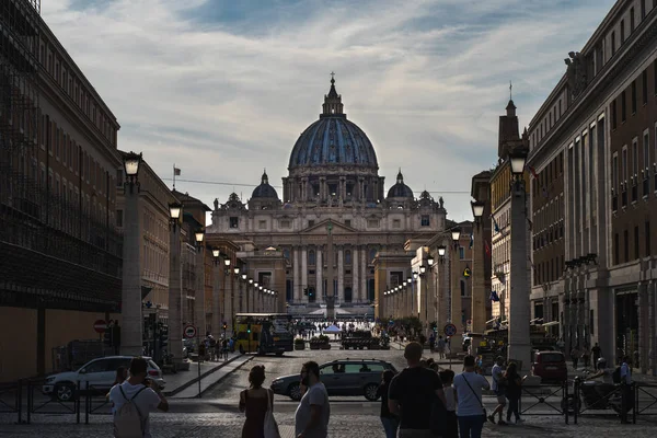 Pohled na Vatikán. Obrázek Via della Conciliazione vedoucí do Vatikánu. — Stock fotografie