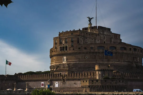 Castel Sant 'Angelo στη Ρώμη. Όμορφη ταξιδιωτική φωτογραφία του Castel Sant 'Angelo με ιταλική σημαία και ευρωπαϊκή σημαία χωρίς ανθρώπους. — Φωτογραφία Αρχείου