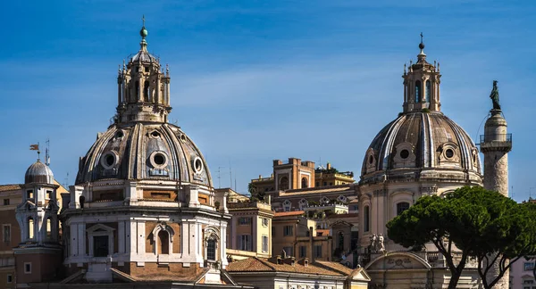 Pohled na kopuli kostela Santa Maria di Loreto a kopuli kostela Nejsvětějšího jména Marie na Trajan Forum. Pohled z Národní památky Victora Emmanuela Iiho v Římě. — Stock fotografie