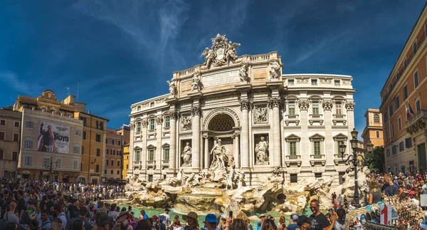 Davy turistů v blízkosti slavné fontány Trevi v Římě, Itálie. Crounds of people are making pictures and selfies in front of fountain di Trevi, one of the main attractions of Rome and Italy. — Stock fotografie