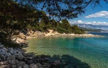 Rab adasındaki Sahra Sahili 'ne giden bir tabela. Rab adası - Hırvatistan 'da turistik durak.