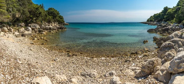 ラブ島の空のビーチJelenovica ラブの平和的なビーチ クロアチアの森に囲まれた美しいビーチ — ストック写真