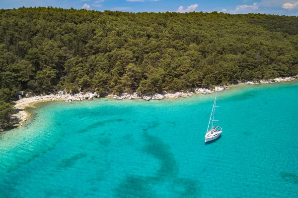 クロアチアのラブ島の美しい湾の空中ビュー カンポールのデュンドビーチのターコイズ色のアドリア海と湾のヨット ラブ島 — ストック写真