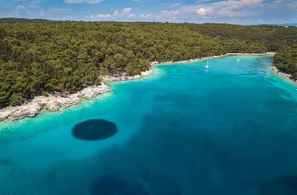 クロアチアのラブ島の美しい湾の空中ビュー ラブ島カンポールのデュンドビーチのターコイズ色のアドリア海 — ストック写真