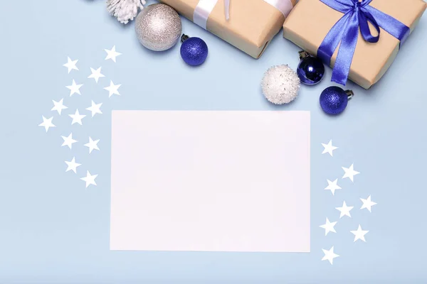 青い上に空のクリスマスカード ギフトボックスとボールとクリスマスブルーの背景 — ストック写真