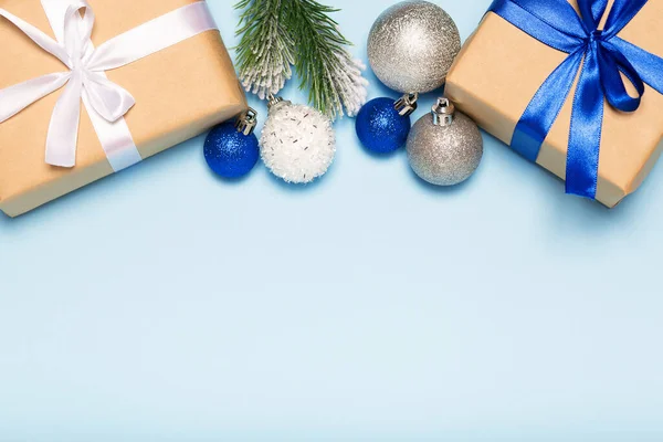 ギフトボックス モミの枝トップビューのコピースペースを持つクリスマスブルーの背景 — ストック写真