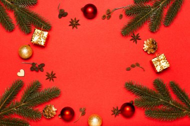 Noel kompozisyonu, kırmızı Noel topları ve kırmızı arka plan manzaralı Noel ağacı.