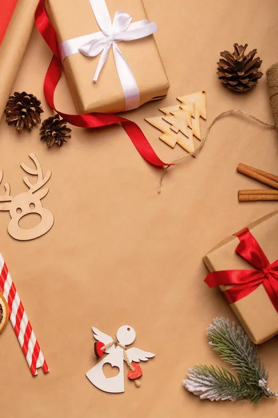 クリスマスの装飾は フラット クラフトギフト 赤いリボン 木製のおもちゃを飾ります クリスマスの背景コンセプト — ストック写真