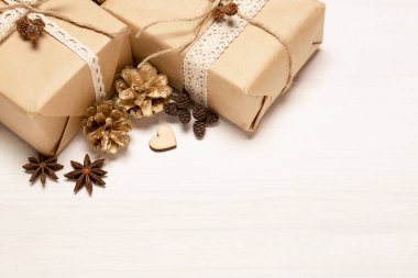 Noel hediyesi ve altın Noel süslemeleri. Noel kırsal arkaplanı kapat