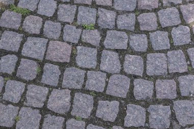 Yontulmuş taştan yapılmış bir taş yol parçası. Close.