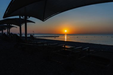 Sabah ın erken saatlerinde sahilde. Sunrise. Akdeniz, Türkiye.