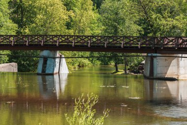 Park Belmonto bir şelale ile Vilnius nehri vilia üzerinde ahşap köprü.