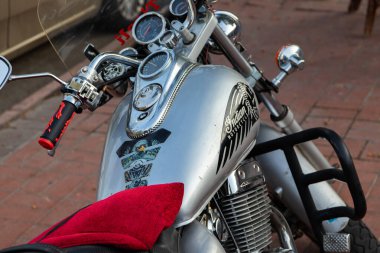 Kaldırımda eski bir krom bisiklet duruyor. Ayrıntılar. Yakın plan..