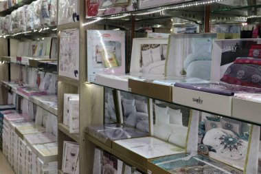 Şehir sokağı ticareti. Akşama doğru. Hediyelik eşya pazarı. Kemer, Türkiye.