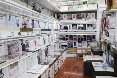 Şehir sokağı ticareti. Akşama doğru. Hediyelik eşya pazarı. Kemer, Türkiye.