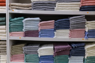 Şehir sokağı ticareti. Akşama doğru. Hediyelik eşya pazarı. Kemer, Türkiye.