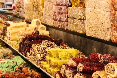 Şehir sokağı ticareti. Akşama doğru. Yerel ürün ve mal pazarı. Kemer, Türkiye.