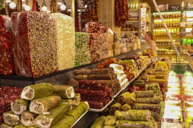 Şehir sokağı ticareti. Akşama doğru. Yerel ürün ve mal pazarı. Kemer, Türkiye.