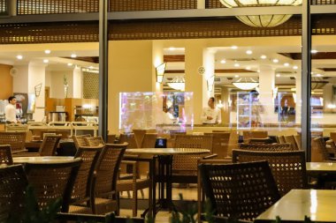 Küçük şehir sokağı. İyi akşamlar. Yaz. Kemer, Türkiye.