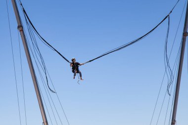 Tahtali dağının tepesinde kauçuk kablolar olan aşırı spor. Kemer, Türkiye.