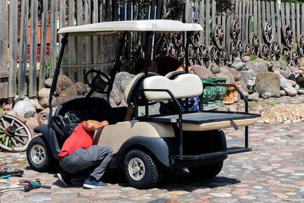 Golfte Ira Için Eski Elektrikli Bir Arabanın Tamiri — Stok fotoğraf