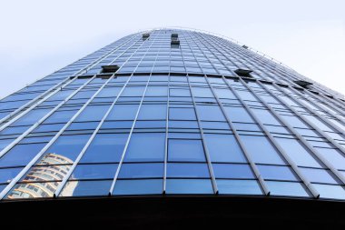 Ofis binasının ön cephesi. Yakın plan..