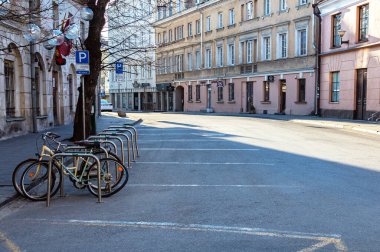 04-19-2020. Vilnius, Litvanya. COVID salgını sırasında boş şehir caddesi - 19.