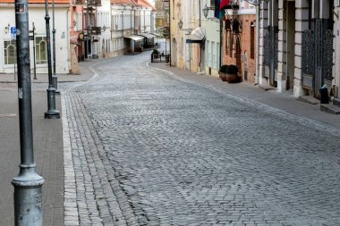 COVID salgını sırasında boş şehir caddesi - 19.