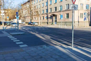 COVID salgını sırasında boş şehir caddesi - 19.