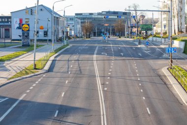 COVID salgını sırasında boş şehir caddesi - 19.