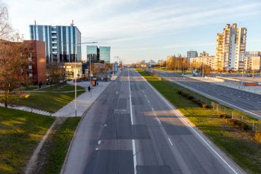COVID salgını sırasında boş şehir caddesi - 19.