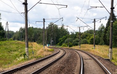 Şehre giden elektrikli demiryolu..