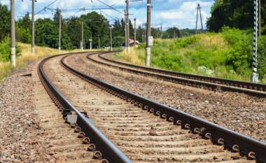 Şehre giden elektrikli demiryolu..