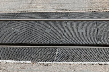 Demiryolu raylarından geçen yol..