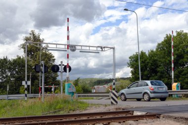 Demiryolu raylarından geçen yol..