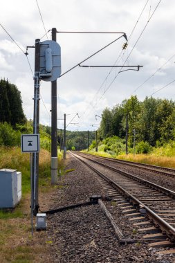 Demiryolu trafiğini düzenleyen trafik ışığı. Arka plan.