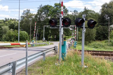 Demiryolu raylarından geçen yol..