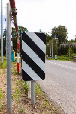 Banliyöde demiryolu kavşağı. Yaz. Gün.