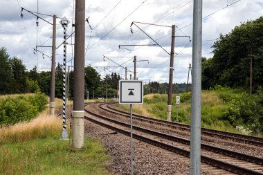 Şehre giden elektrikli demiryolu..