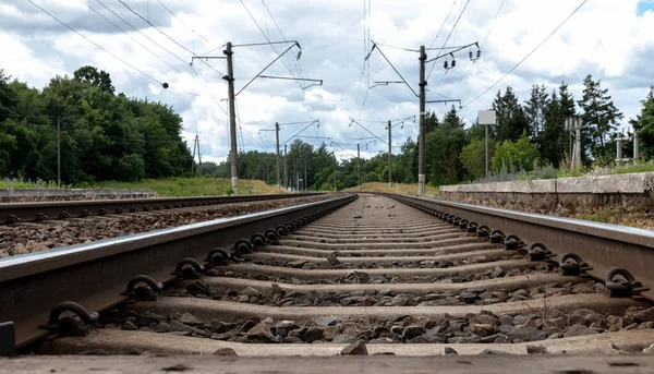 Demiryolu Elektrikli Yol Aşağıdan Görüntüle — Stok fotoğraf